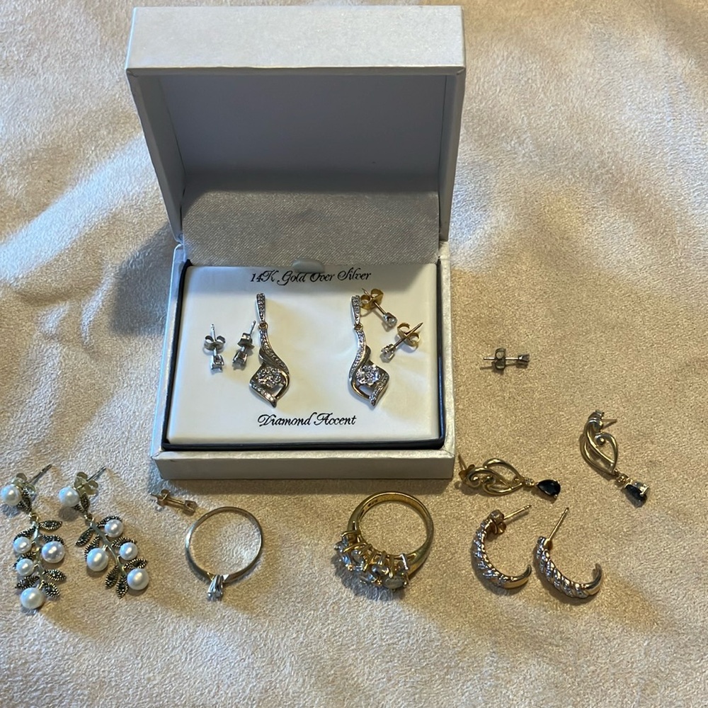 Ladies lot beautiful assorted jewelry, gold and sterling silver, earrings, rings